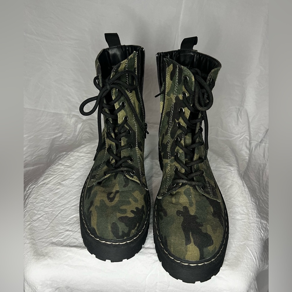 Combat boots